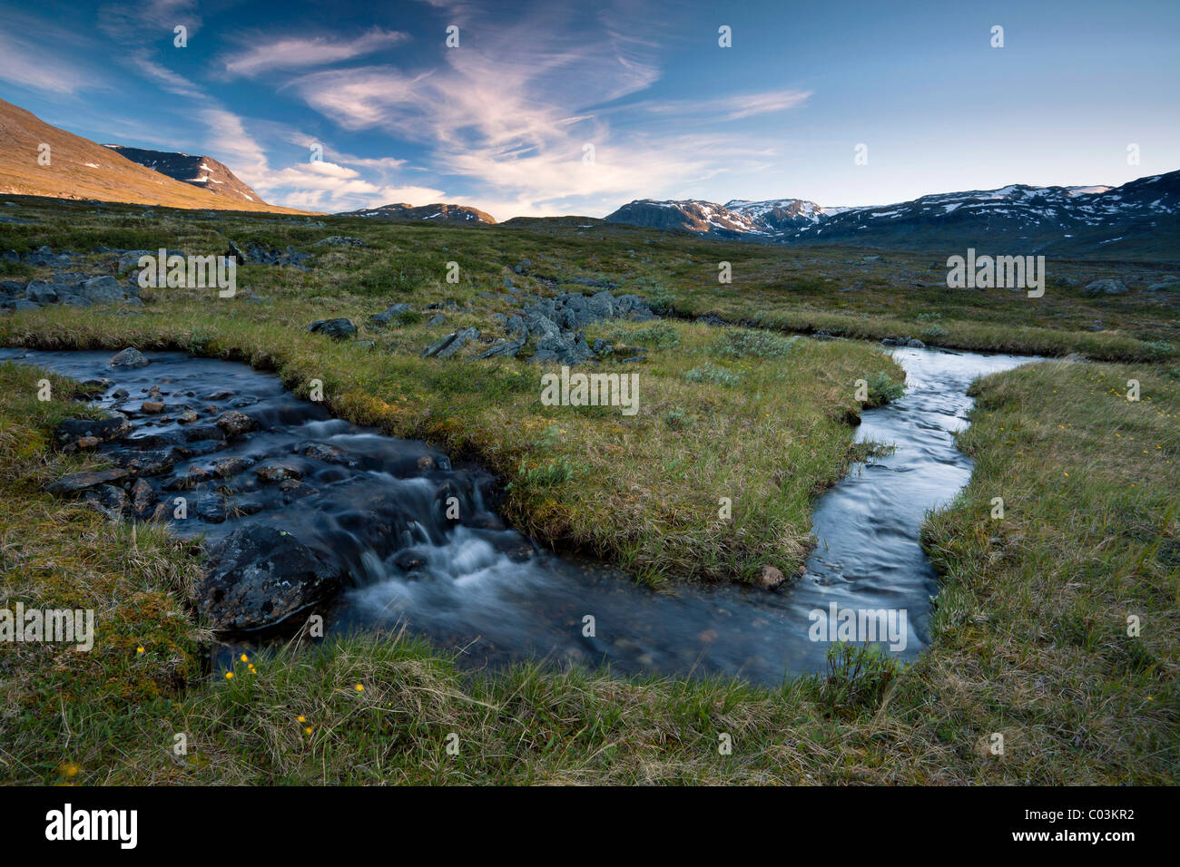 Mitternachtssonne in den Bergen von Fjaell mit einem kleinen Bach entlang des Kungsleden, des Königs Trail, Lappland, Schweden, Europa Stockfoto