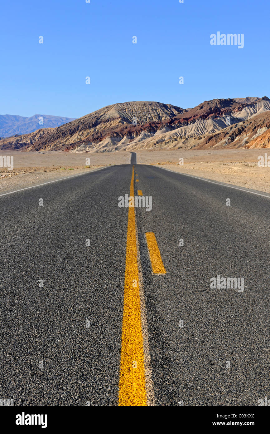 Einsame Straße in Death Valley Nationalpark, Kalifornien, USA, Nordamerika Stockfoto