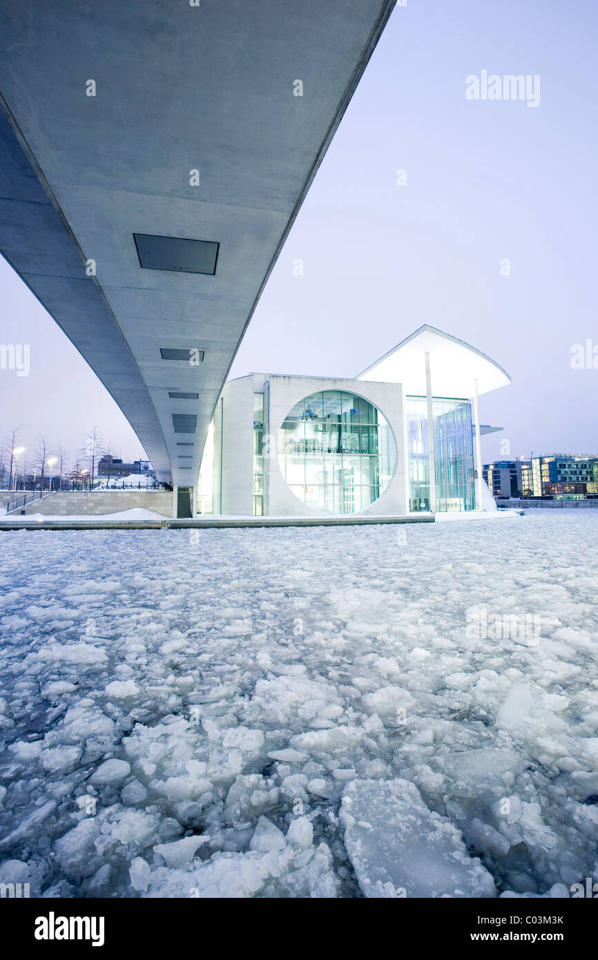 Marie-Elisabeth-Lueders-Haus und Eisschollen auf der Spree, Bonns Regierungsviertel, Berlin, Deutschland, Europa Stockfoto