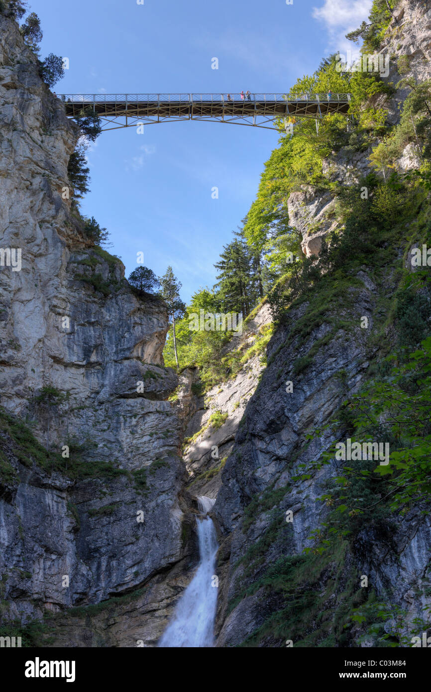 Marias Brücke über Poellat Schlucht mit einem Wasserfall, Schwangau, Ostallgaeu, Allgäu, Schwaben, Bayern, Deutschland, Europa Stockfoto