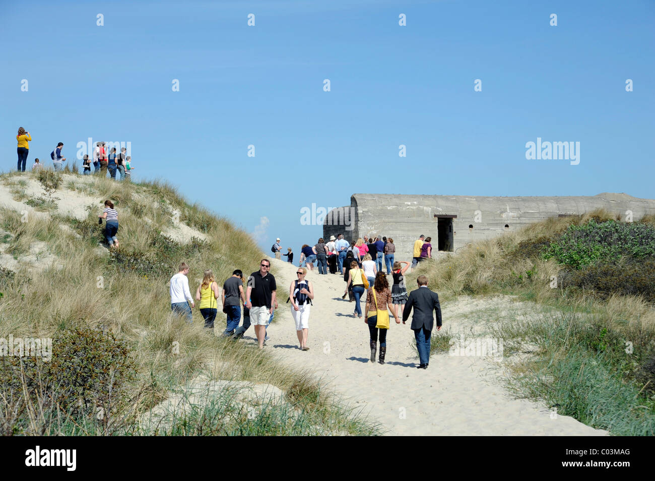 Menschen zu Fuß zwischen den Dünen, deutsche Bunker aus dem zweiten Weltkrieg, Skagen, Jütland, Dänemark, Europa Stockfoto