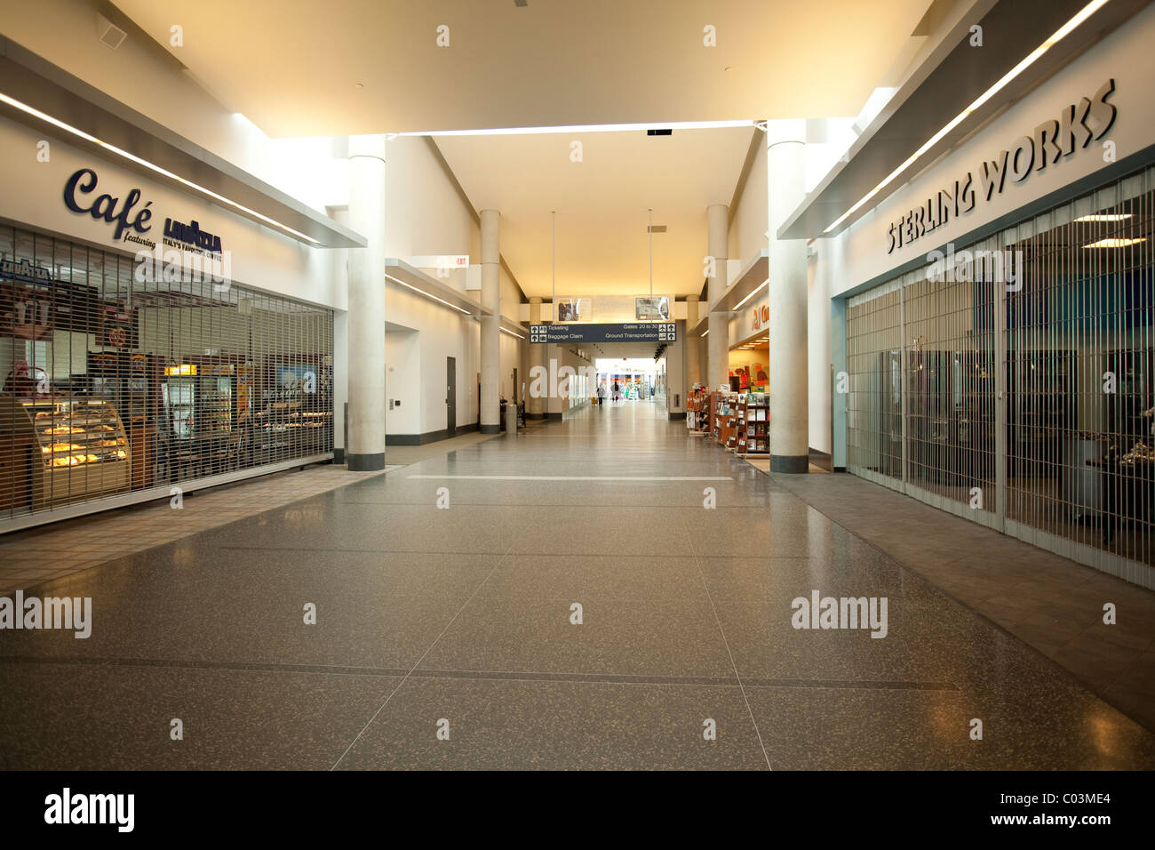 Eine Einkaufsmeile im Bradley International Airport ist leer, als während eines Schneesturms Flüge storniert werden. Stockfoto