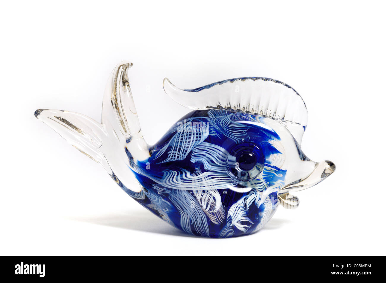 Eine kleinere Italienisch, Murano, Glas Fisch Ornament verziert intern mit Latticino Stöcke. Stockfoto