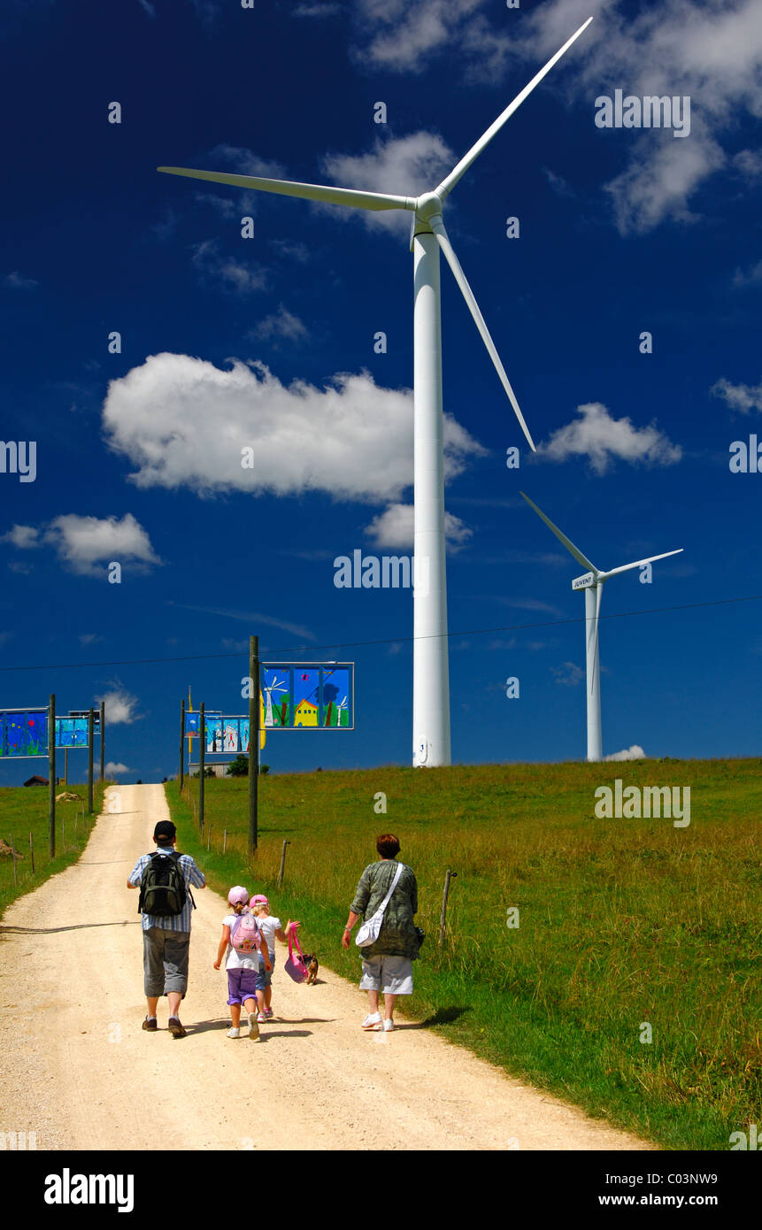 Familienausflug zum Windpark auf dem Mont Crosin auf ein Sommer Tag, Jura-Gebirge, Schweiz Stockfoto