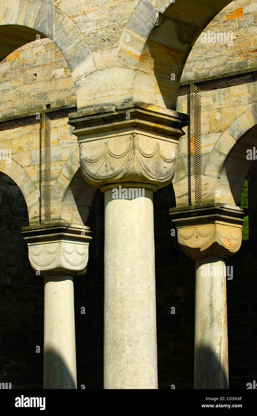 Runde Säule mit einem romanischen Kapital, ehemalige Benediktiner-Kloster Paulinzella, Rottenbachtal, Thüringen, Deutschland Stockfoto