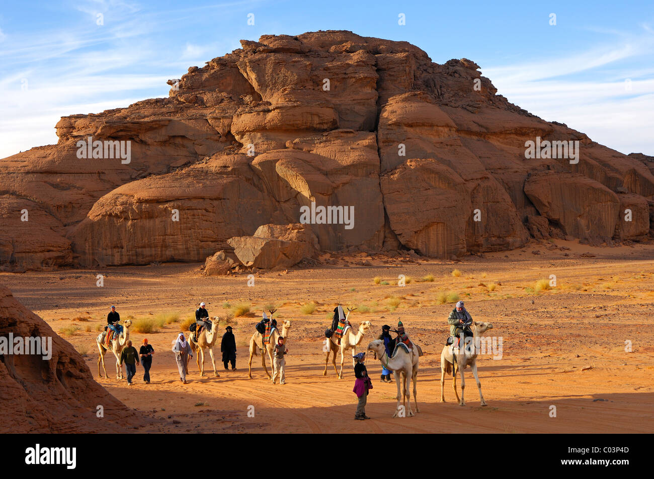 Abenteuerlustige Touristen mit Dromedaren auf einen Ausflug in den Bergen Acacus, Sahara Wüste, Libyen Stockfoto