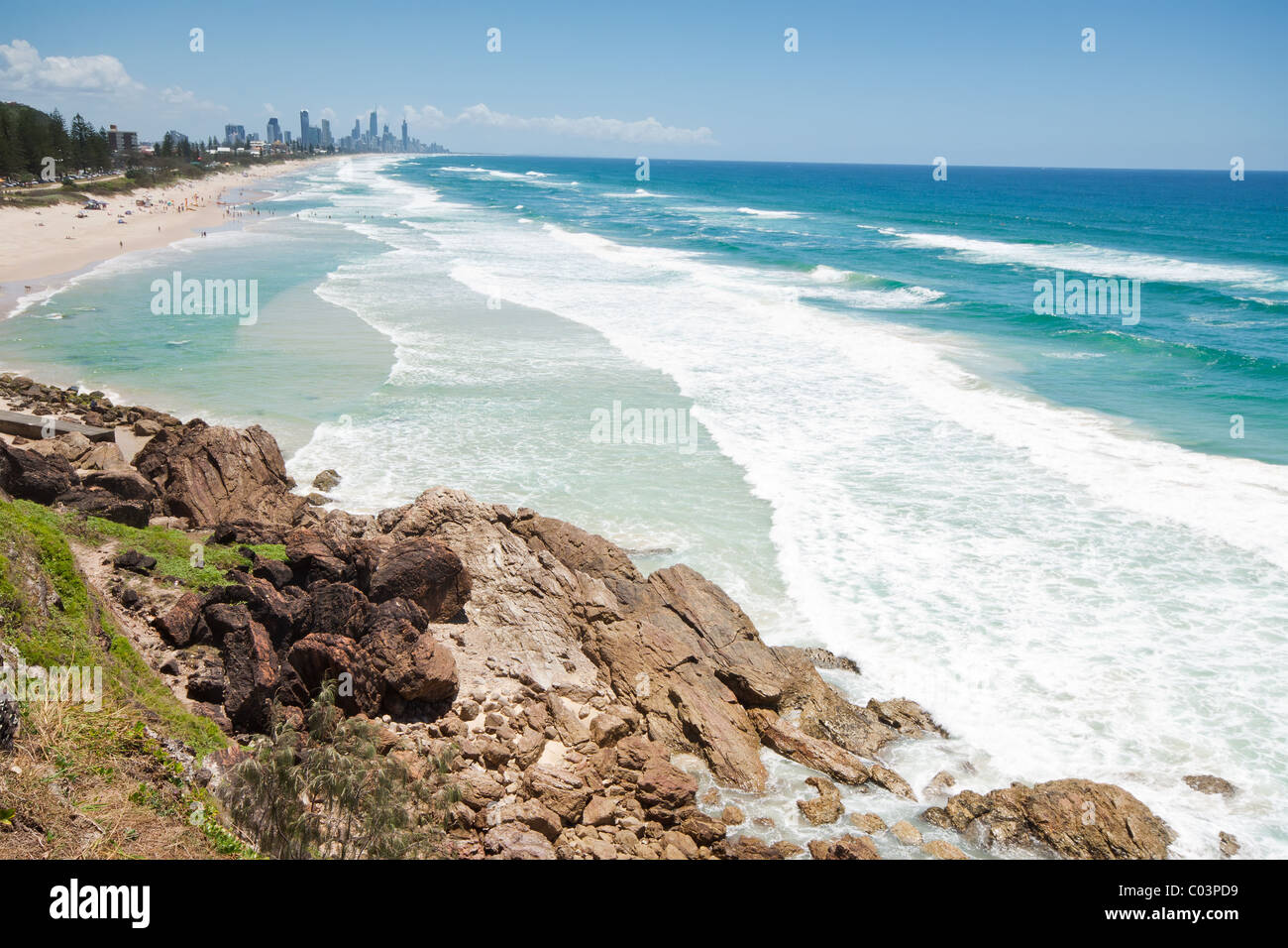 Australischen Strand während des Tages mit Felsen im Vordergrund (Miami Beach, Qld) Stockfoto