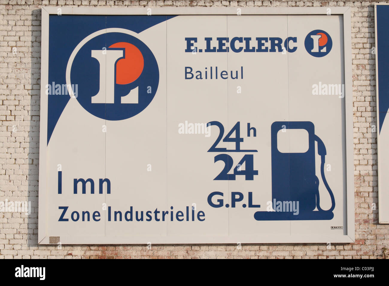 Zeichen Werbung eine 24-Stunden-E LeClerc Benzin (Kraftstoff/Gas) Bahnhof eine Meile entfernt in Bailleul, Nord, Nord-Frankreich. Stockfoto