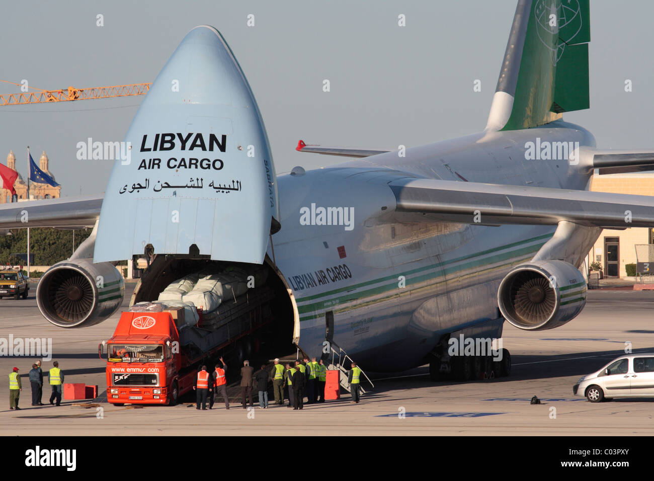 Ladung an Bord einer libyschen Air Cargo Antonov An-124 durch Umkehr einen Anhänger LKW in das Flugzeug geladen Stockfoto