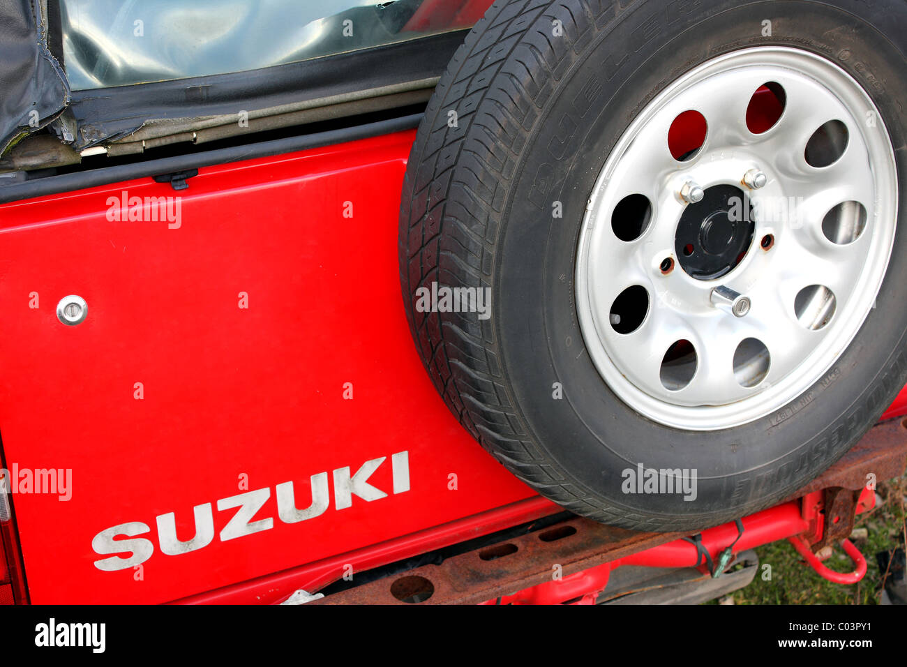 Der Rückseite des einen Suzuki Jeep mit Reserverad und Reifen. Stockfoto