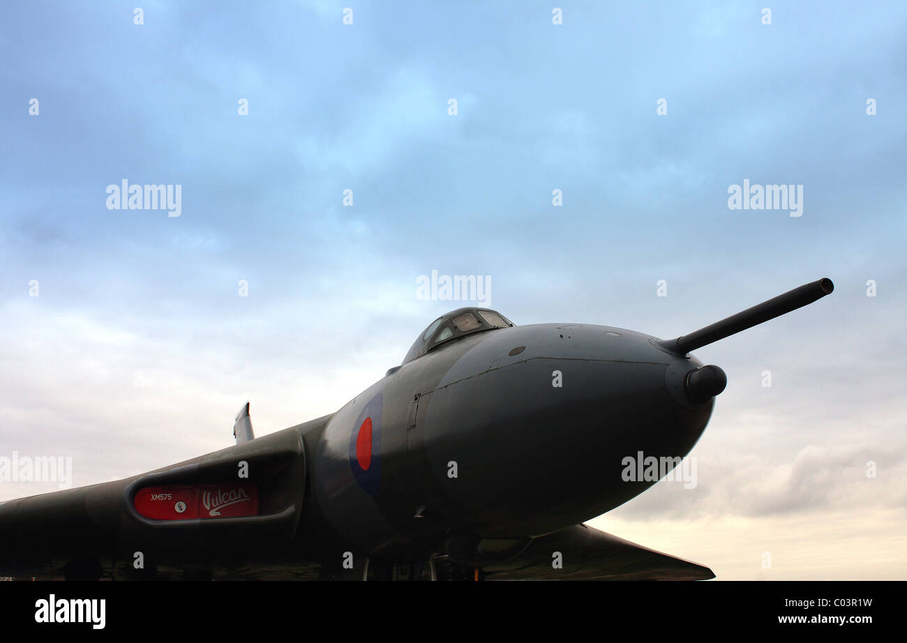 Eine Avro Vulcan XM575 strategischer Bomber Flugzeug in East Midlands Aeroport neben dem Flughafen in Nottingham durch das Besucherzentrum Stockfoto