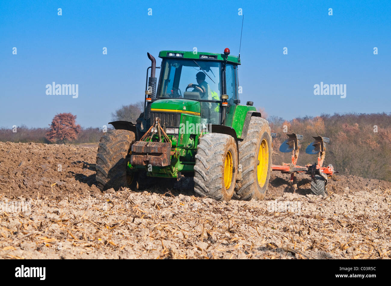 John Deere 7700 Traktor mit Kuhn bis und über umschaltbare Pflug - Frankreich. Stockfoto