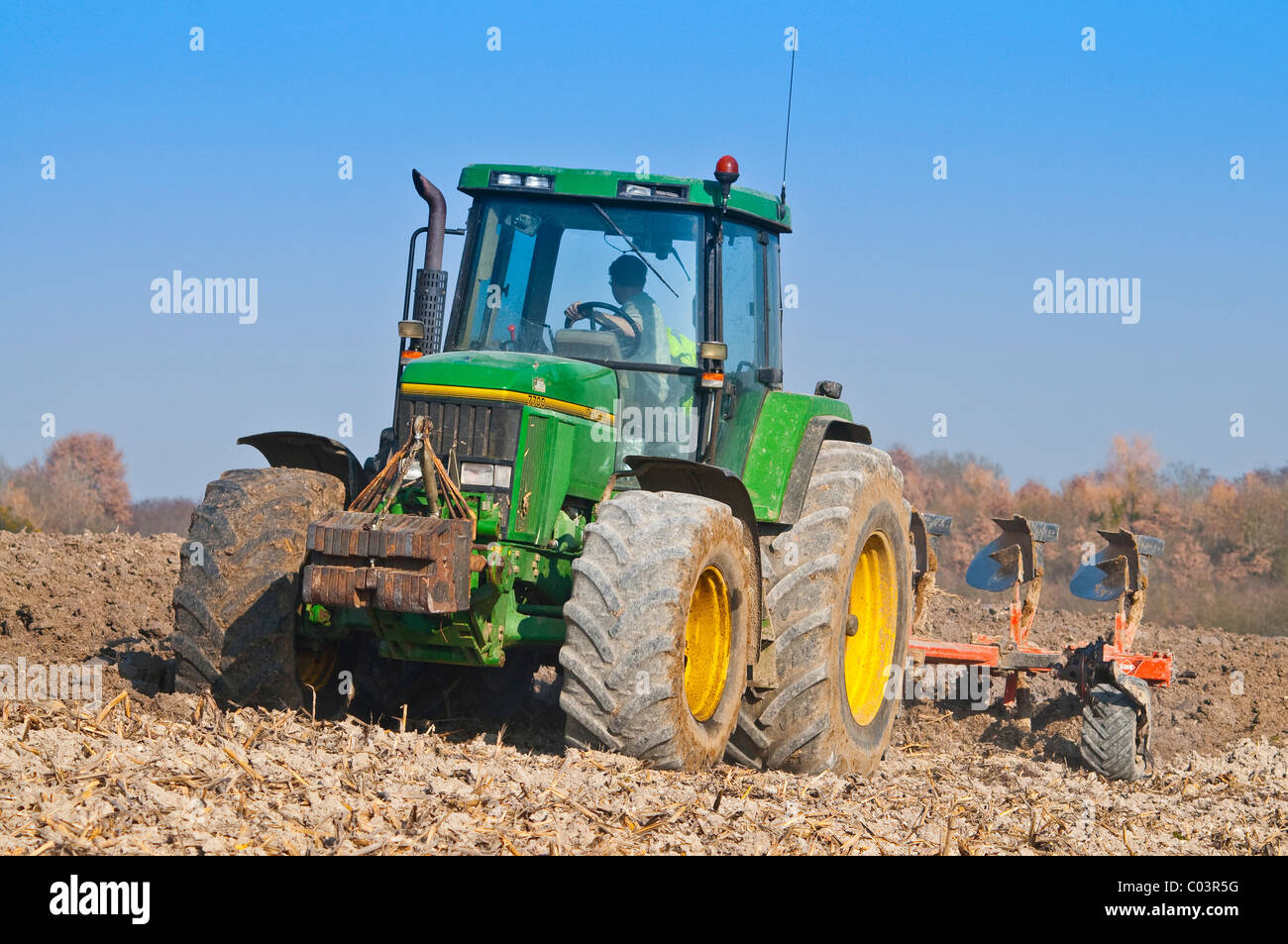John Deere 7700 Traktor mit Kuhn bis und über umschaltbare Pflug - Frankreich. Stockfoto
