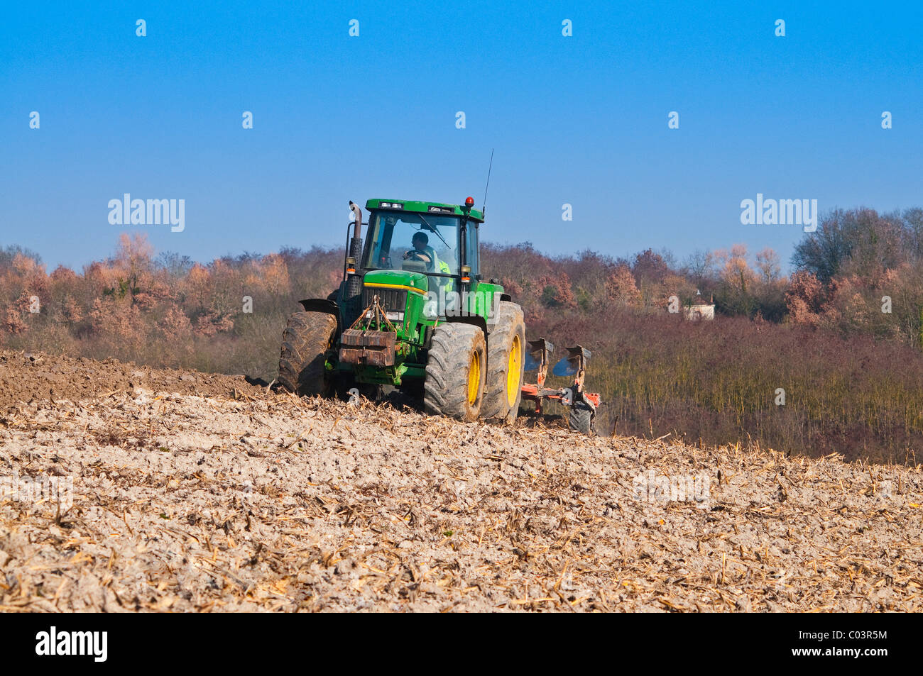 John Deere 7700 Traktor mit Kuhn bis und über umschaltbare Pflug - Frankreich. Stockfoto