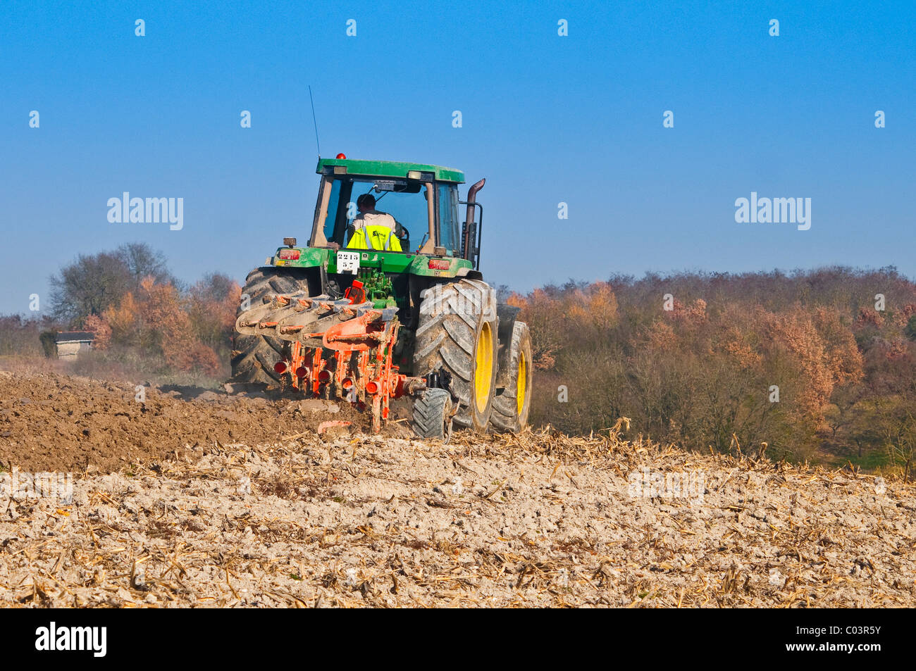 John Deere 7700 Traktor mit Kuhn bis und über umschaltbare Pflug - Frankreich. Stockfoto