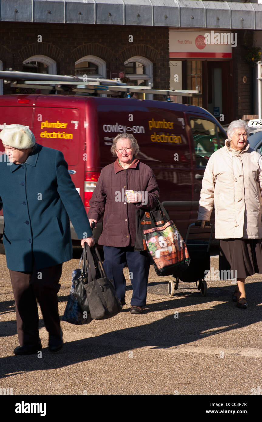 Rentnerinnen einkaufen Stockfoto