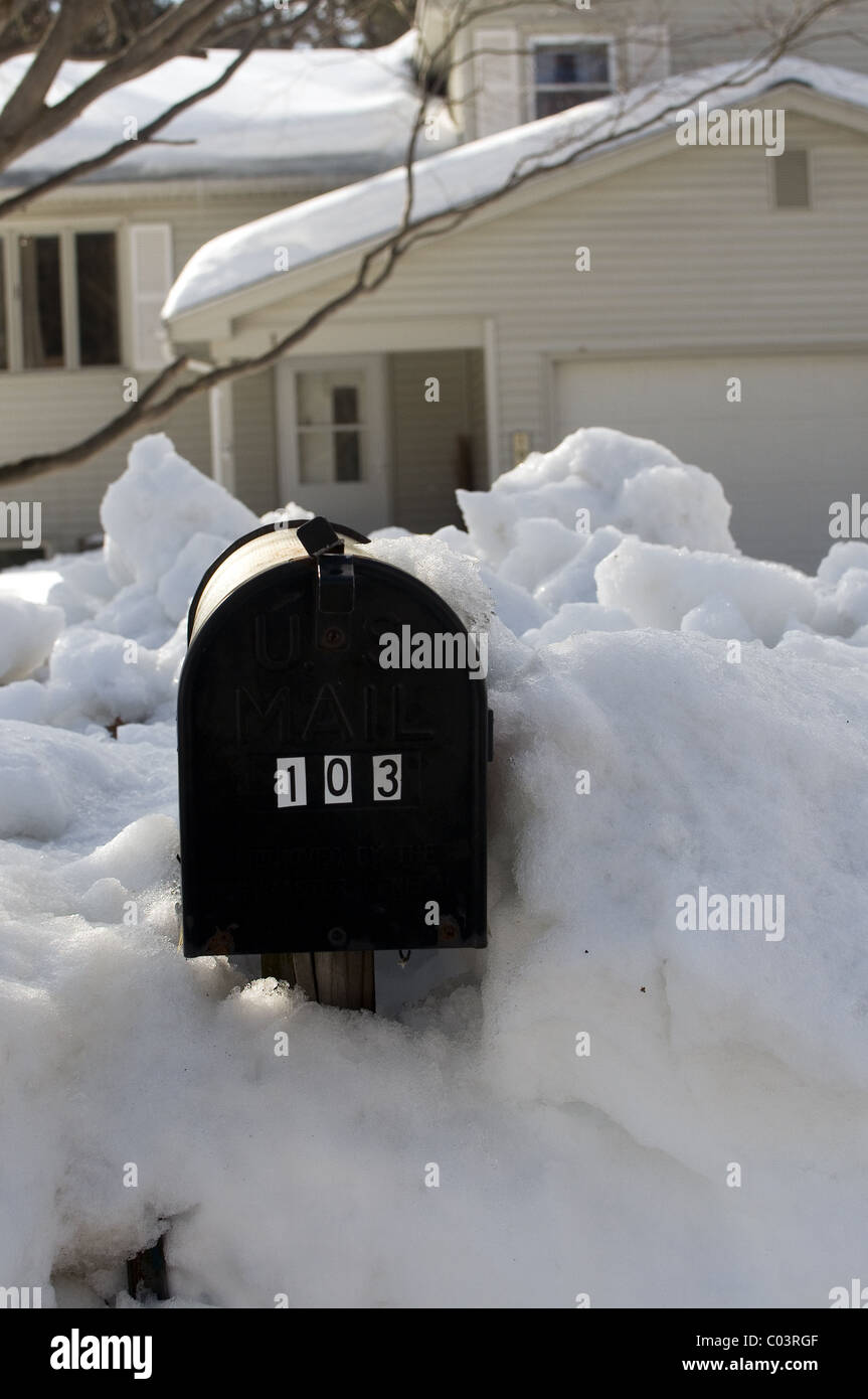 Postfach vor Haus von Schnee ausgegraben Stockfoto