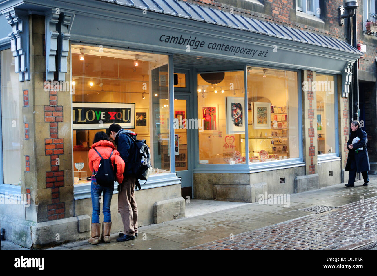 Ein paar auf der Suche in Cambridge zeitgenössische Kunst Galeriefenster, Trinity Street, Cambridge, England, UK Stockfoto