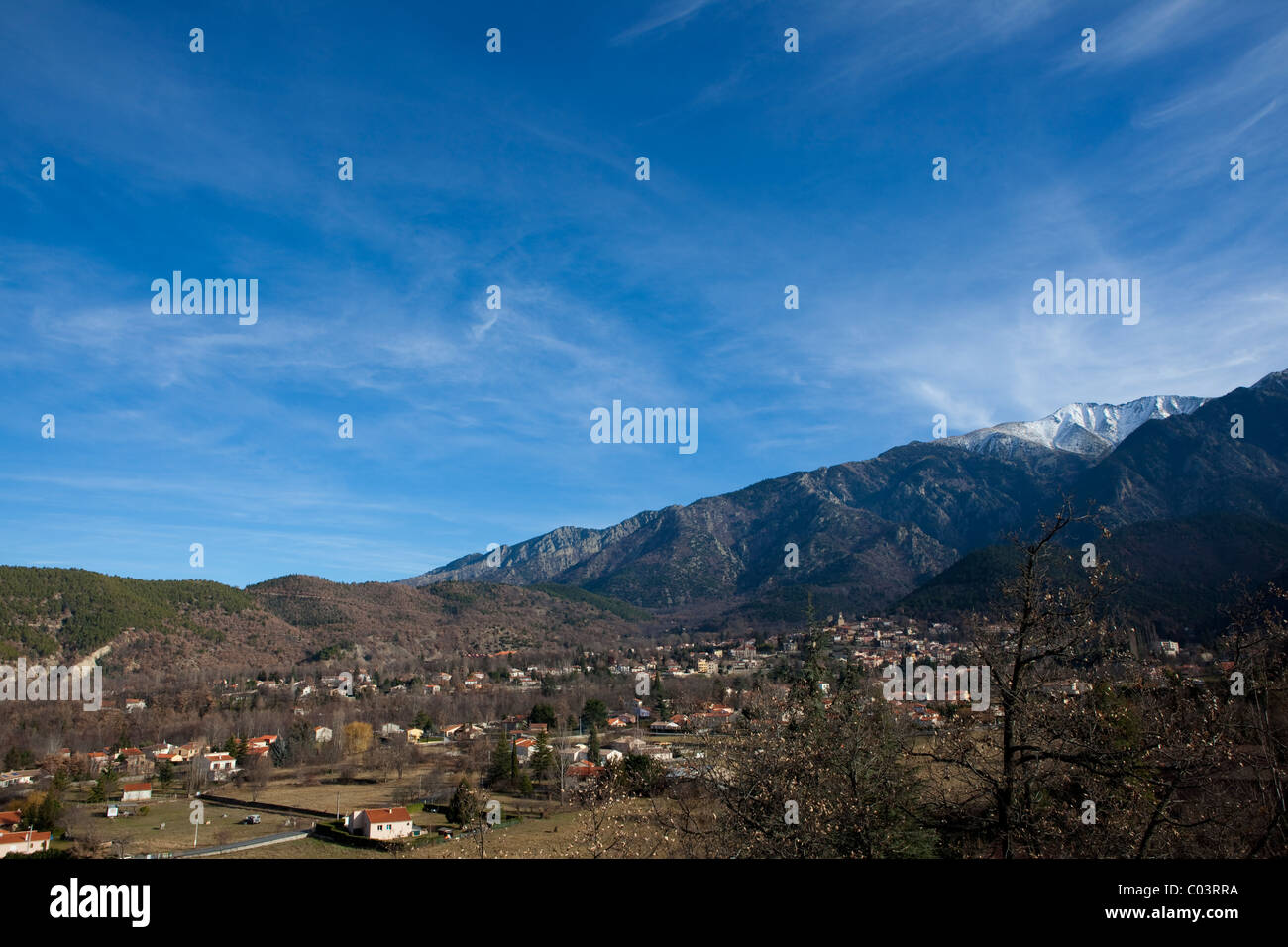 Vernet-Les-Bains, und eine Ansicht des Canigou, der höchste Berg in den östlichen Pyrenäen, Frankreich. Stockfoto