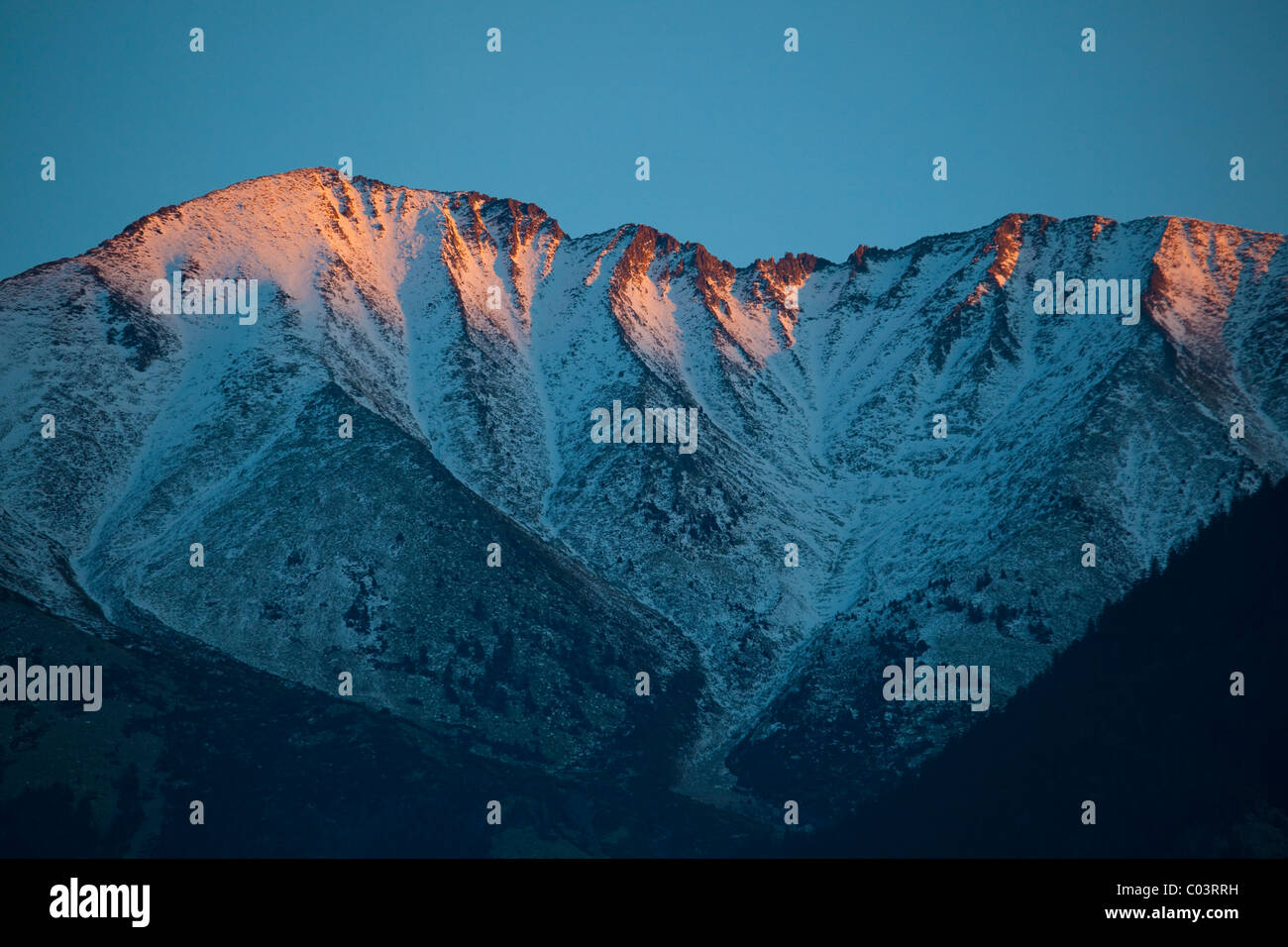 Canigou, der höchste Berg in den östlichen Pyrenäen, gesehen von Vernet-Les-Bains, Frankreich. Stockfoto