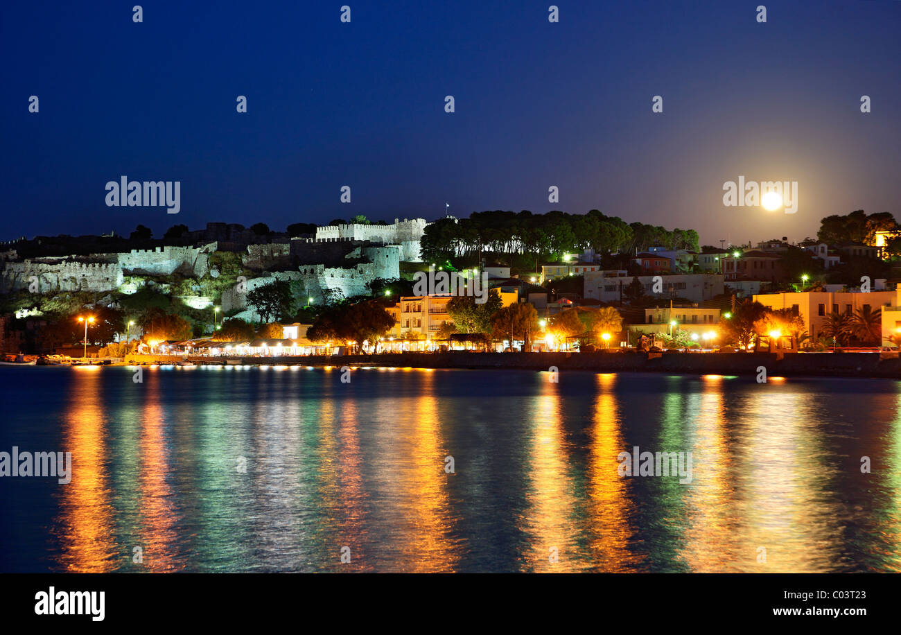 Die mittelalterliche Burg von Mytilene Stadt, nachts bei Vollmond. Lesbos Insel, Ägäis, Nordgriechenland. Stockfoto