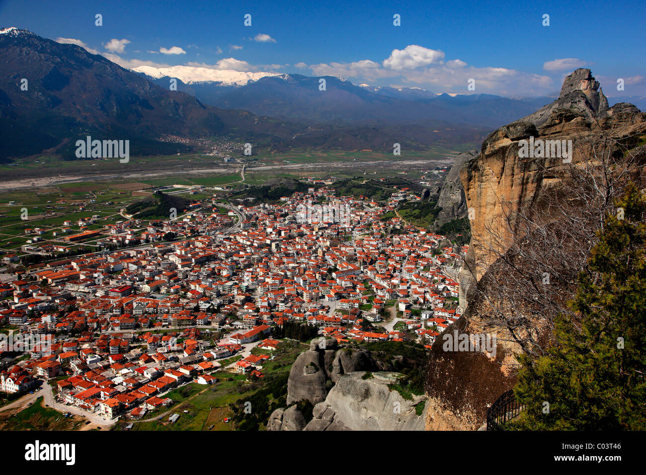 Kalambaka Stadt im "Schatten" von den Meteora-Felsen. Trikala, Thessalien, Griechenland Stockfoto