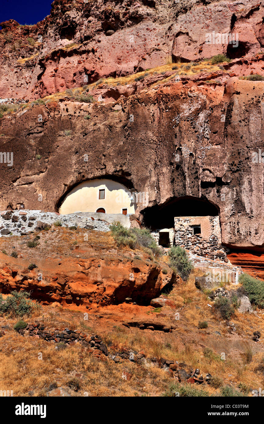 Die "Cavechurch" Christos T' Athermi "("Christus auf den Thermen") auf die senkrechten Wände der Caldera, Santorini, Griechenland Stockfoto