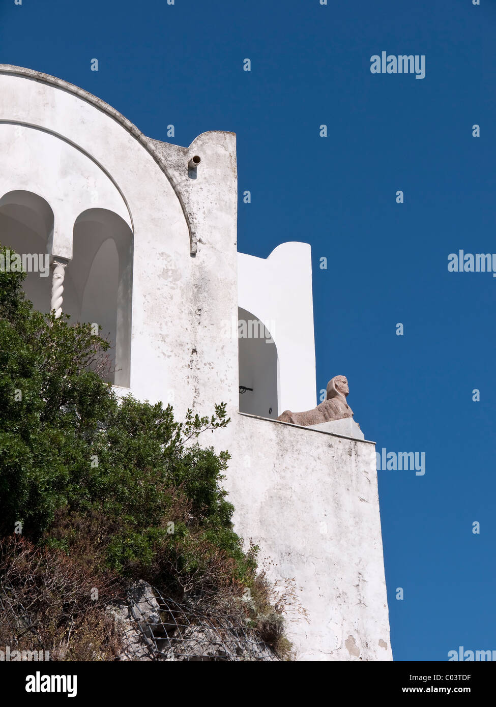 Die Sphinx schaut aus der Villa San Michele wurde das Haus erbaut von Axel Munthe in Anacapri auf der Insel Capri Stockfoto Die Sphinx schaut aus der Villa San Michele wurde das Haus erbaut von Axel Munthe in Anacapri auf der Insel Capri Stockfoto