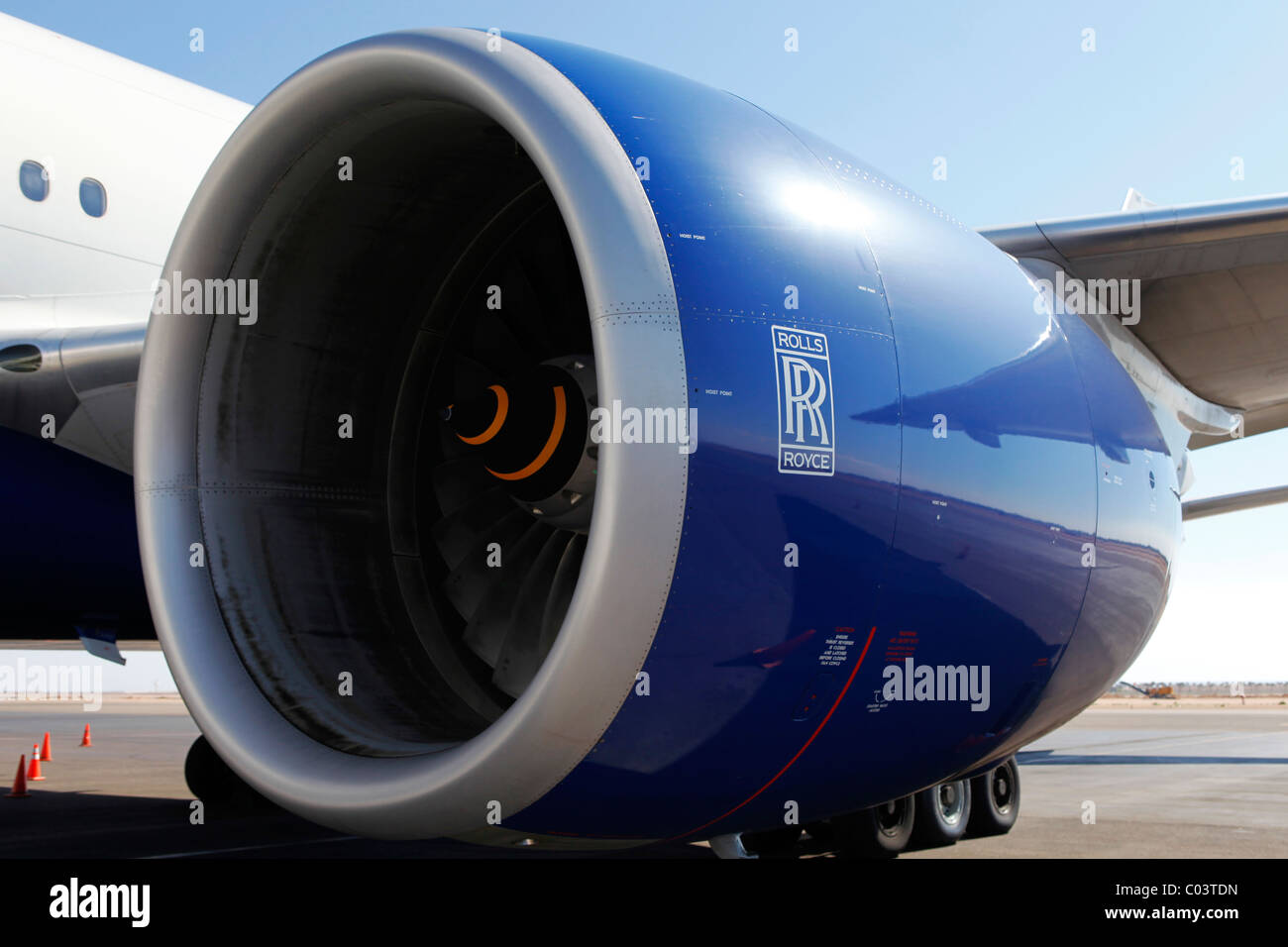Ein Rolls-Royce Motor auf einem Verkehrsflugzeug. Stockfoto
