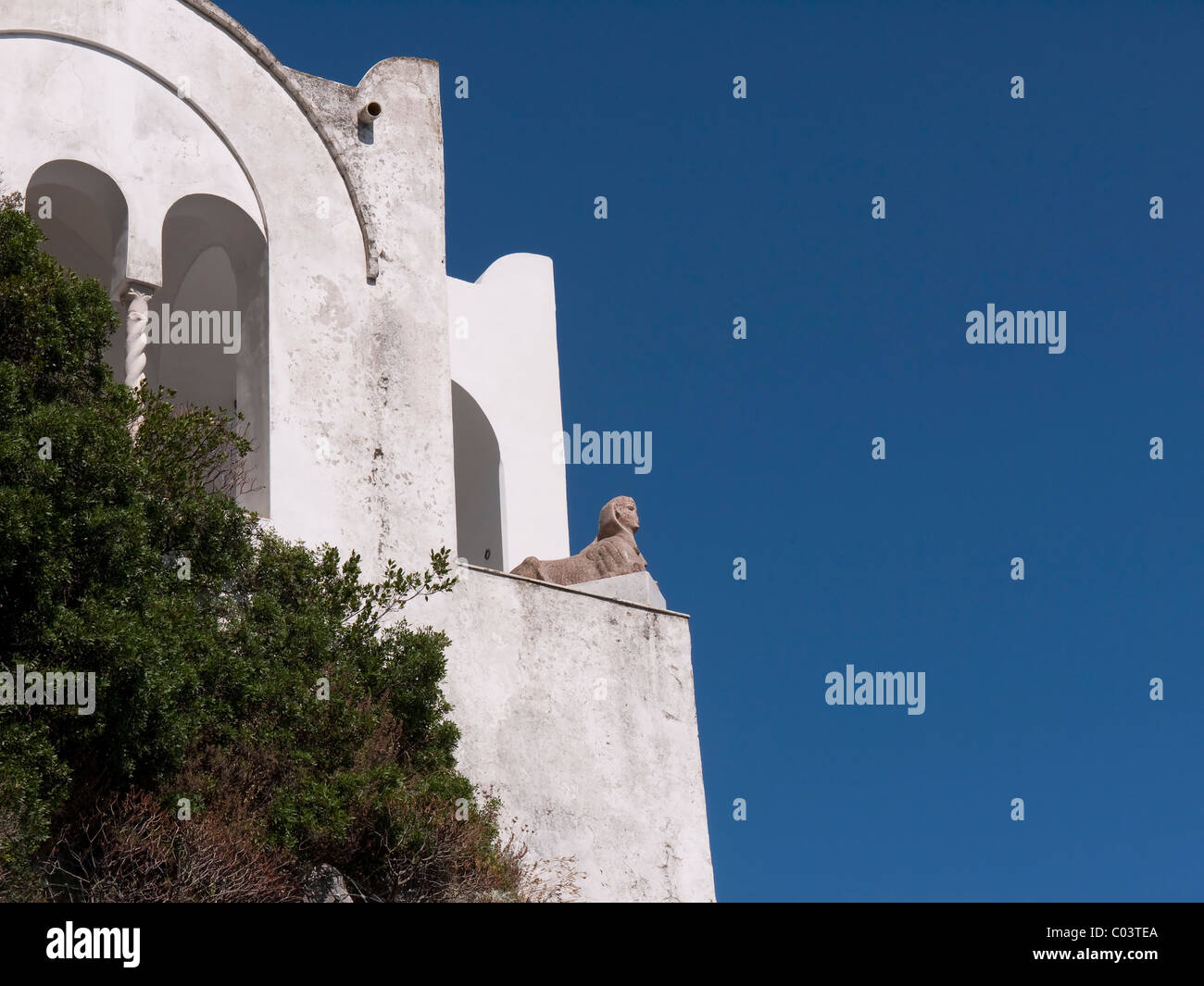 Die Sphinx schaut aus der Villa San Michele wurde das Haus erbaut von Axel Munthe in Anacapri auf der Insel Capri Stockfoto Die Sphinx schaut aus der Villa San Michele wurde das Haus erbaut von Axel Munthe in Anacapri auf der Insel Capri Stockfoto