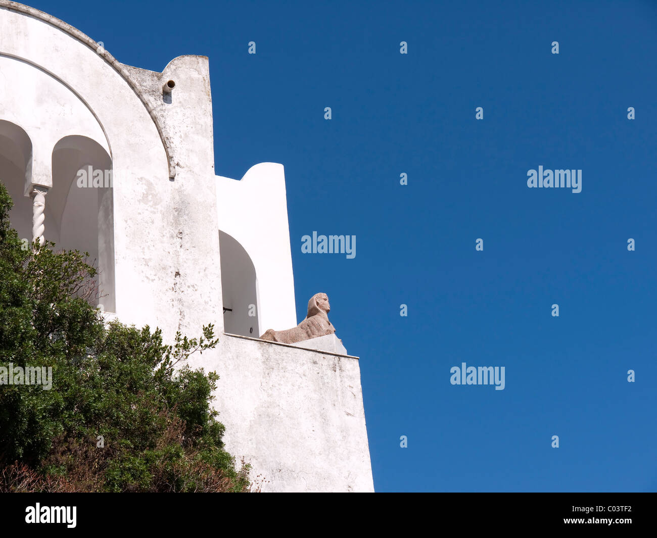 Die Sphinx schaut aus der Villa San Michele wurde das Haus erbaut von Axel Munthe in Anacapri auf der Insel Capri Stockfoto Die Sphinx schaut aus der Villa San Michele wurde das Haus erbaut von Axel Munthe in Anacapri auf der Insel Capri Stockfoto