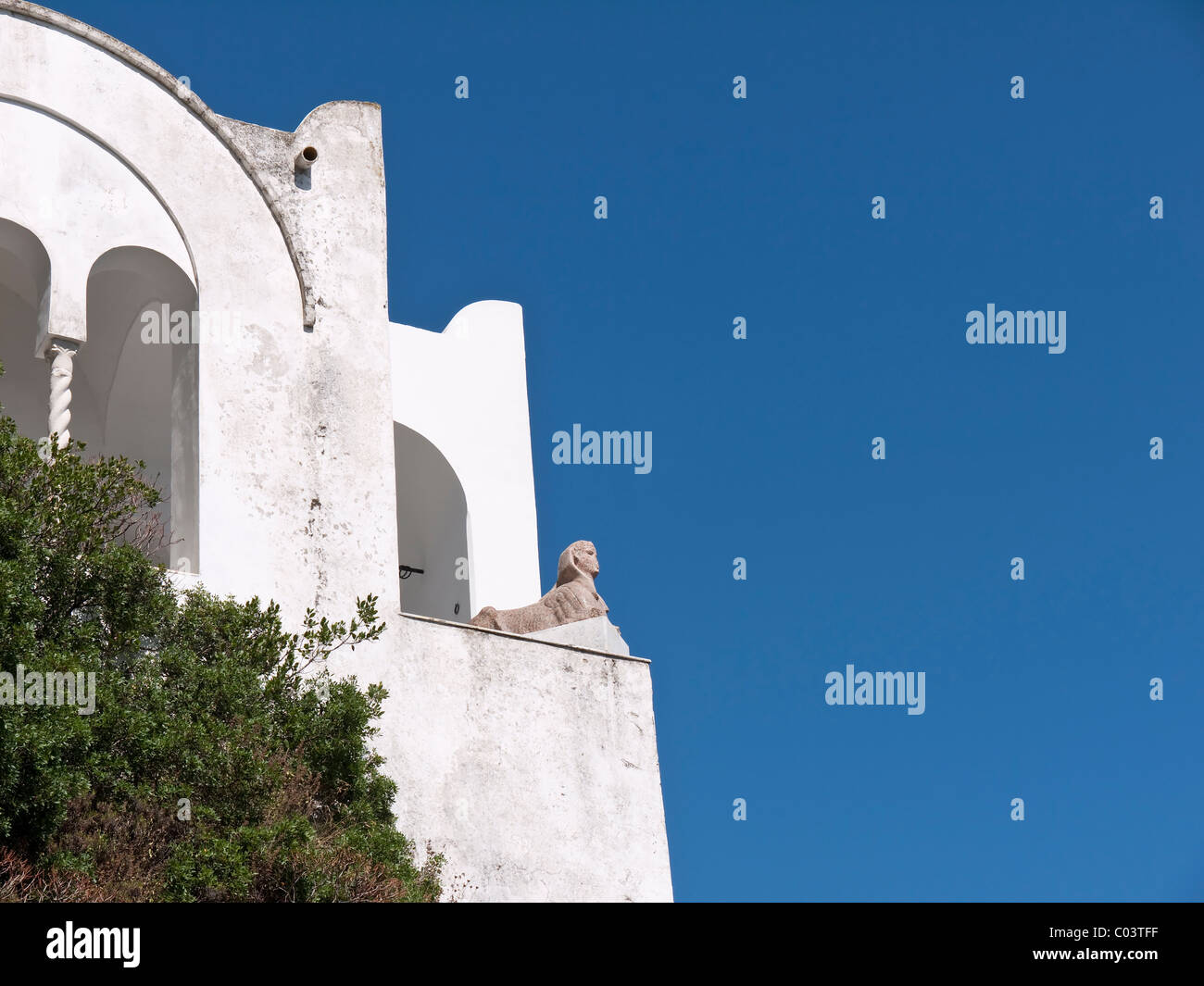 Die Sphinx schaut aus der Villa San Michele wurde das Haus erbaut von Axel Munthe in Anacapri auf der Insel Capri Stockfoto Die Sphinx schaut aus der Villa San Michele wurde das Haus erbaut von Axel Munthe in Anacapri auf der Insel Capri Stockfoto