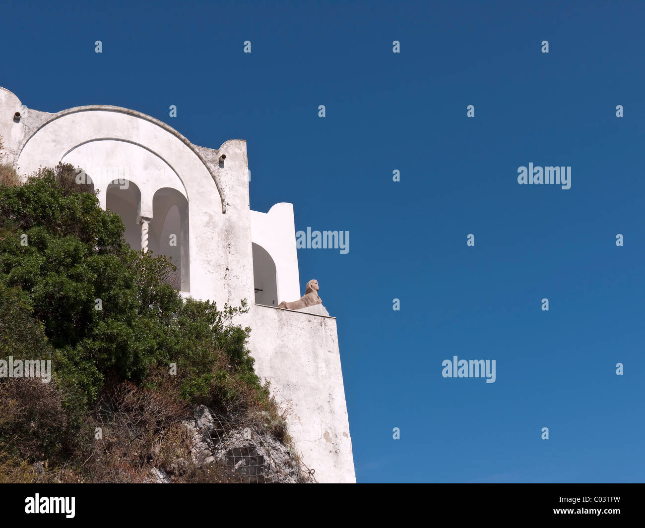 Die Sphinx schaut aus der Villa San Michele wurde das Haus erbaut von Axel Munthe in Anacapri auf der Insel Capri Stockfoto Die Sphinx schaut aus der Villa San Michele wurde das Haus erbaut von Axel Munthe in Anacapri auf der Insel Capri Stockfoto