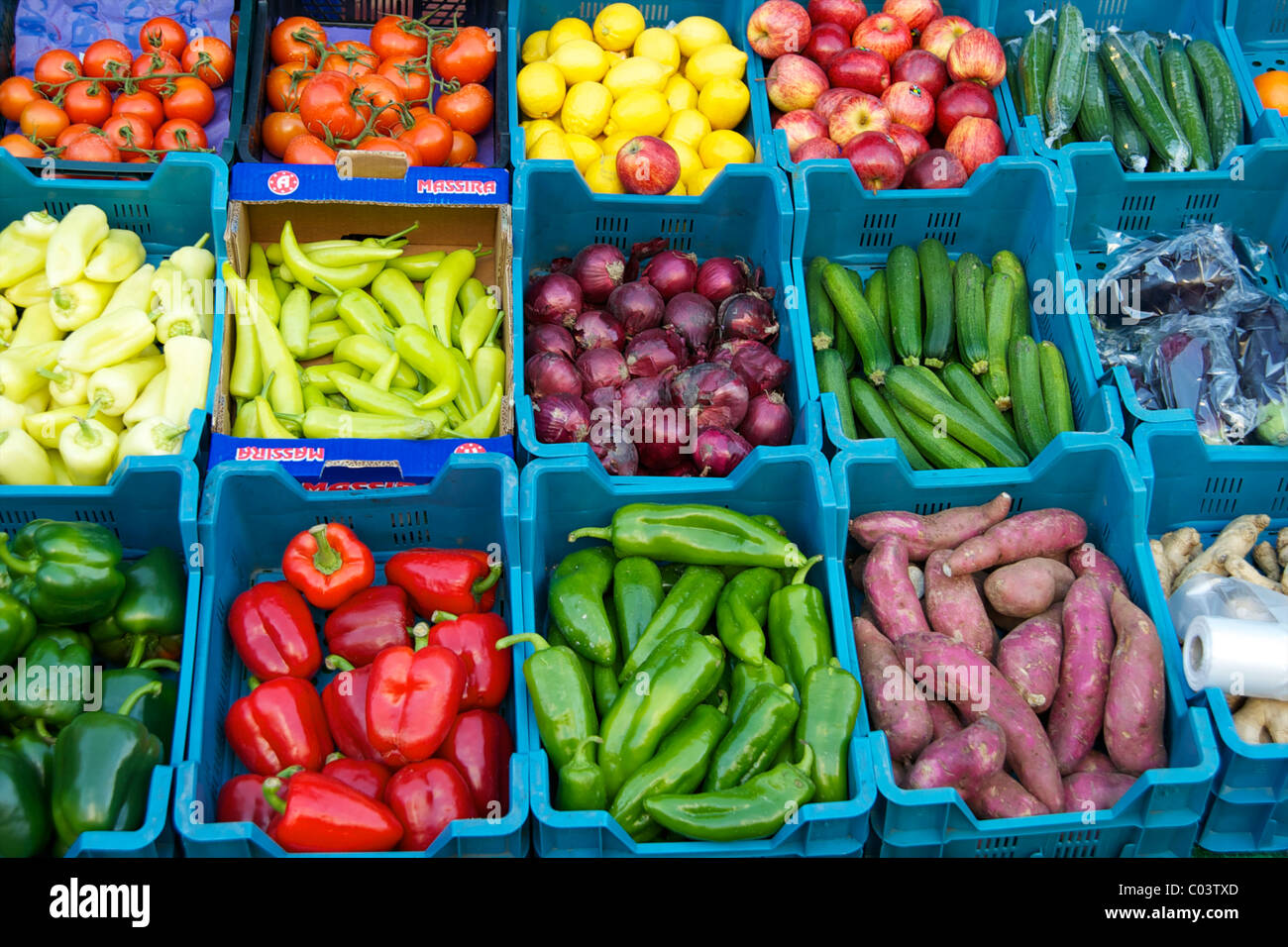 Eine bunte Anzeige von Gemüse zu verkaufen. Stockfoto