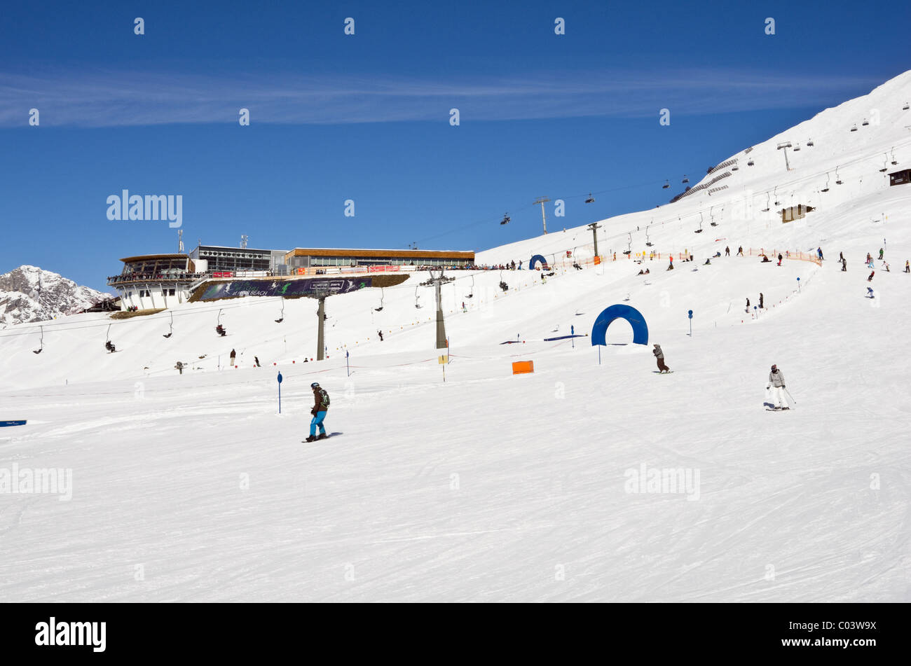 St. Anton am Arlberg, Tirol, Österreich. Blick über Piste Rendlbeach Restaurant von blue laufen R4 Schnee Piste im Skigebiet Rendl Stockfoto