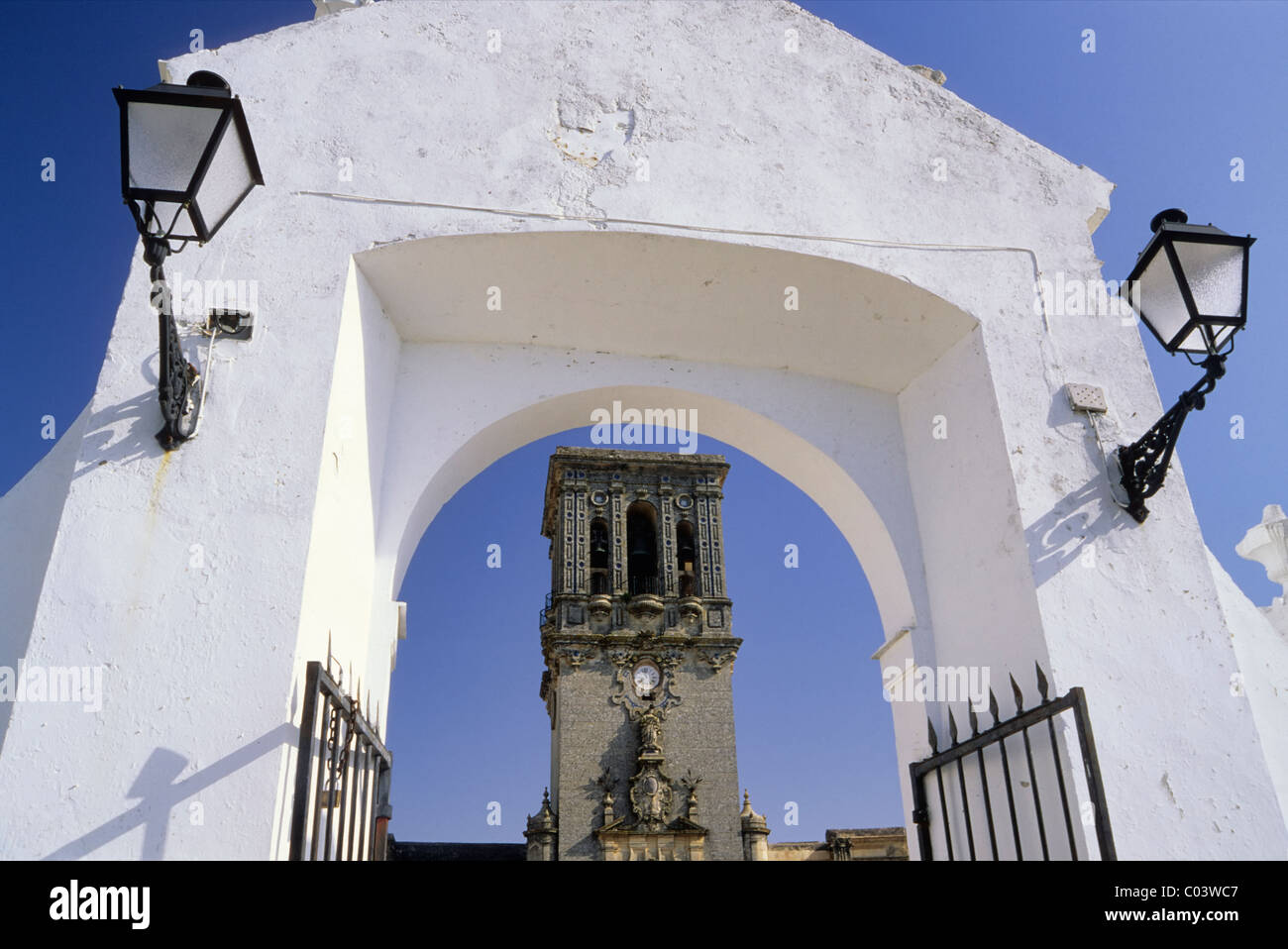 Tor zur Kirche Santa Maria De La Asuncion am Hügel Stadt von Arcos De La Frontera, Ruta de Los Pueblos Blancos, Andalusien, Spanien Stockfoto