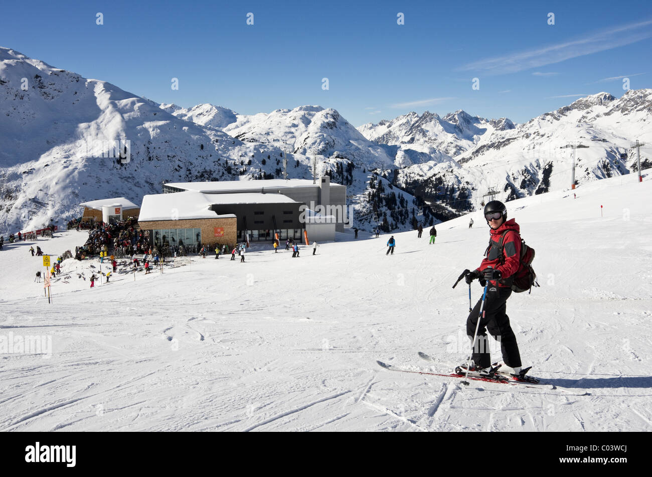 Rendl Skigebiet mit Skifahrer auf Schnee Pisten von Rendlbeach Restaurant in Österreichische Alpen. St. Anton am Arlberg, Tirol, Österreich. Stockfoto
