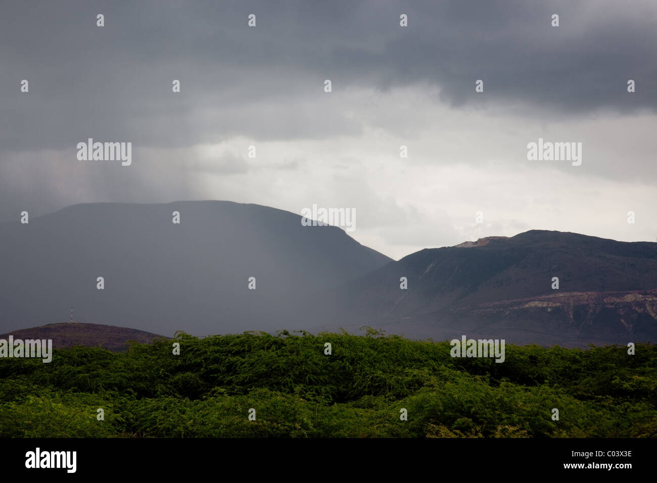 Regen gegen die Berge Stockfoto