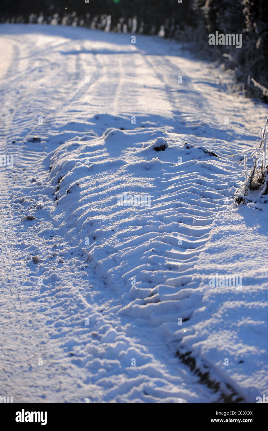 FAHRZEUGSPUREN im Schnee WYKEHAM NORTH YORKSHIRE NORTH YORKSHIRE ENGLAND WYKEHAM NORTH YORKSHIRE 21. Dezember 2010 Stockfoto