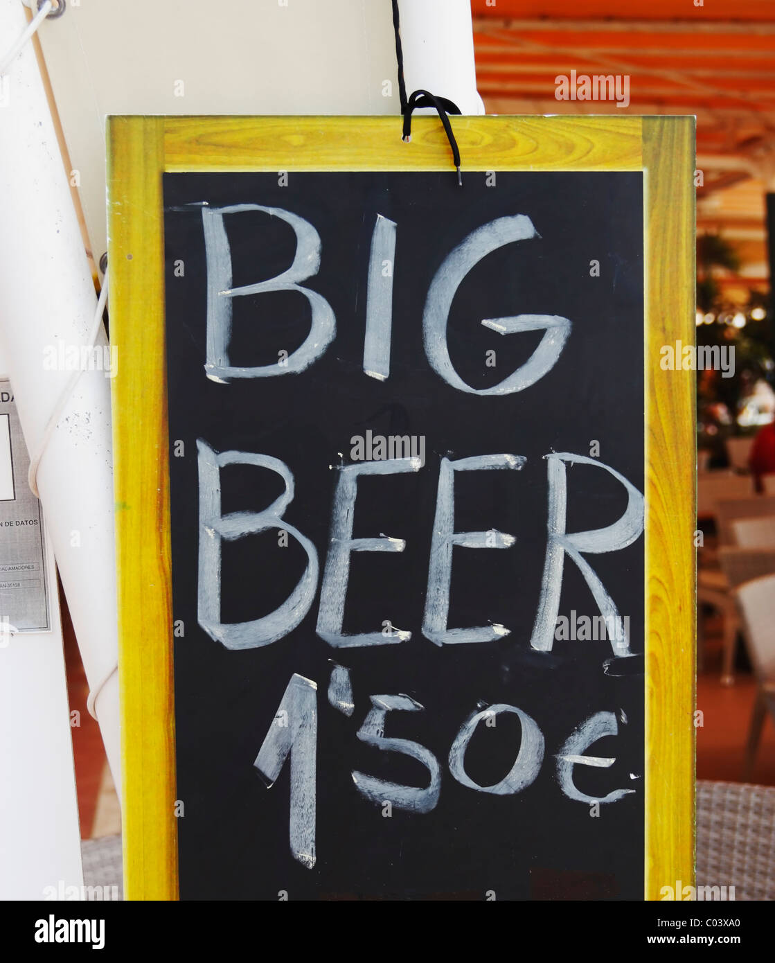 Billiges Bier unterzeichnen Aussenbar in Spanien Stockfoto
