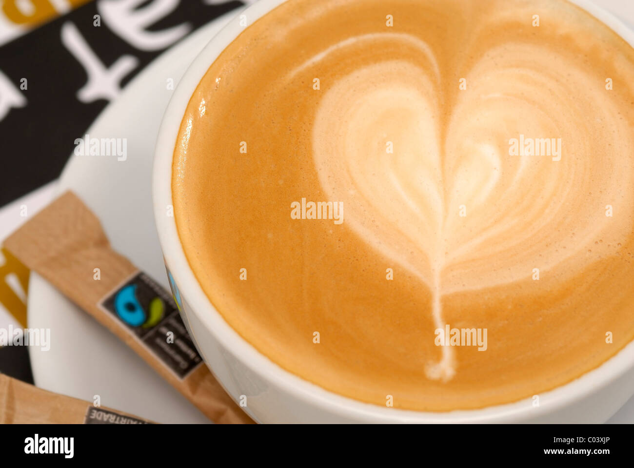 Latte Art auf Fairtrade-Kaffee. Stockfoto