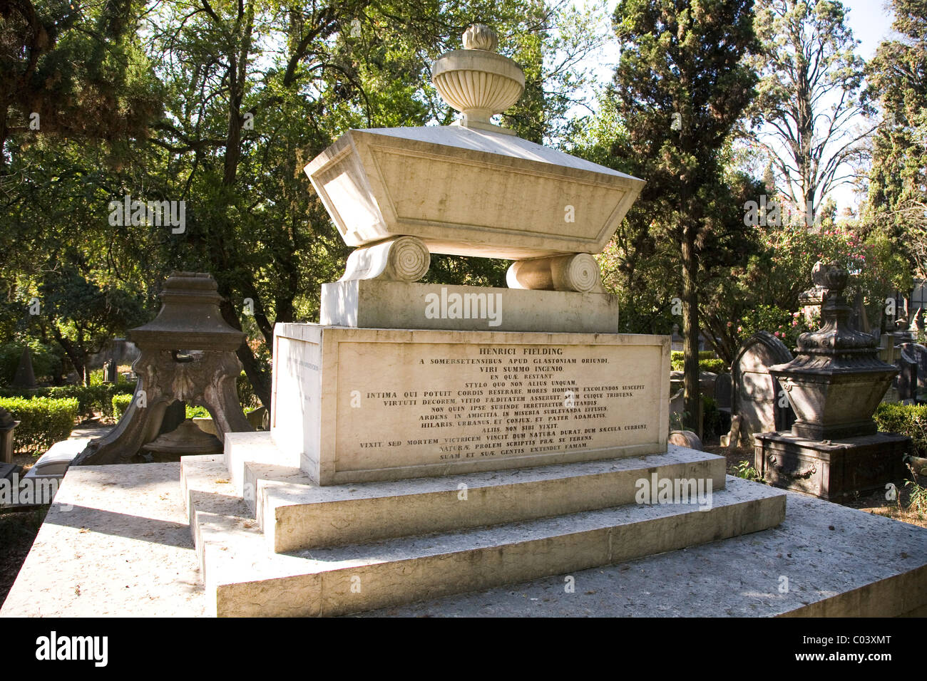 Das Grab von Henry Fielding auf dem englischen Friedhof (Cemiterio Dos Ingleses) in Lissabon, Portugal. Stockfoto