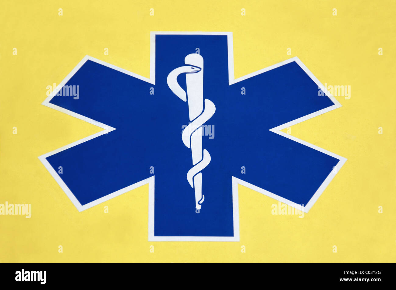 Caduceus, Schlange und Personal Symbol auf der Vorderseite des Krankenwagens, London, UK Stockfoto