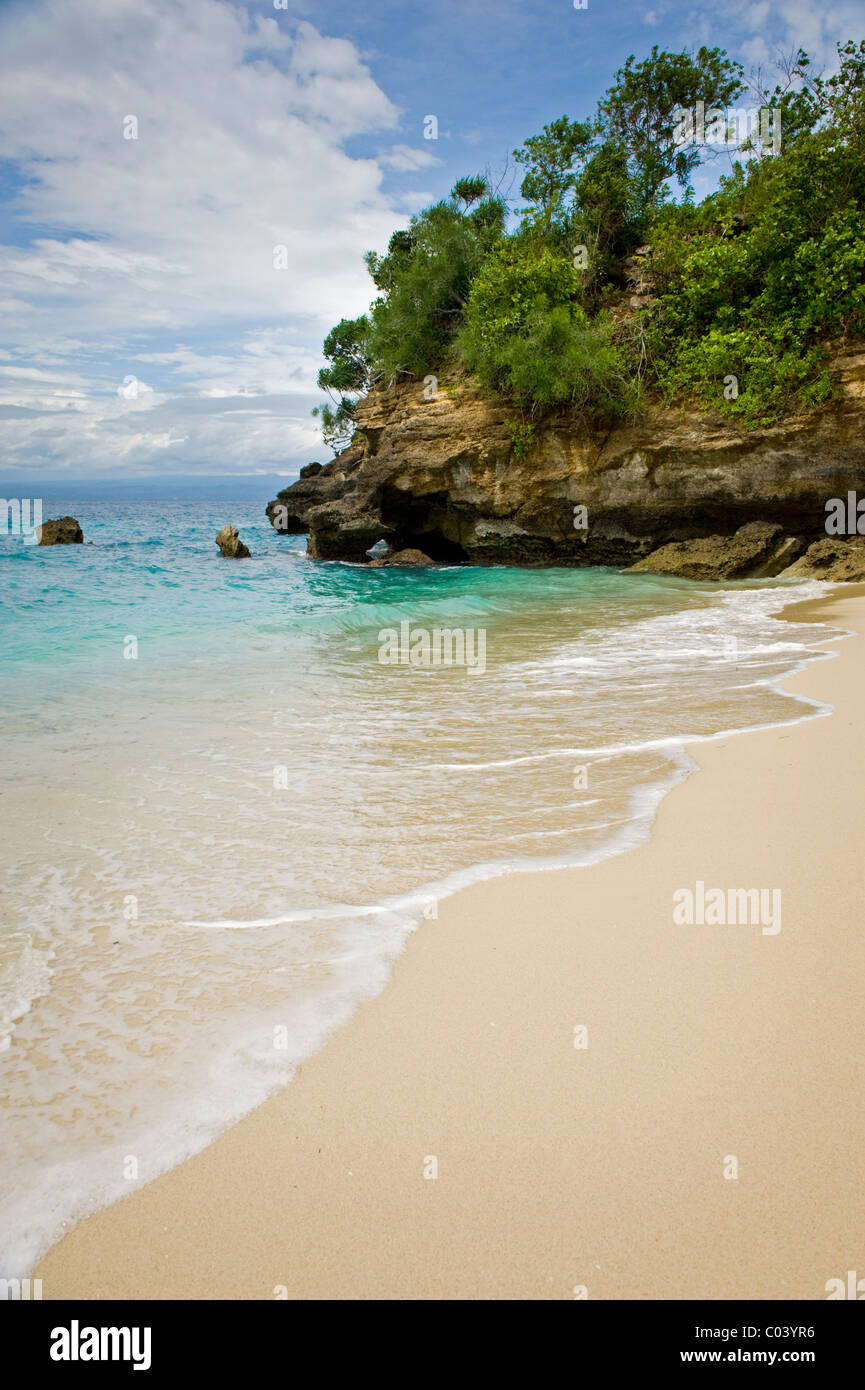 Mushroom Bay ist eine einsame, romantische tropischen Strand auf der Insel Nusa Lembongan, eine kurze Entfernung vom Festland Bali. Stockfoto