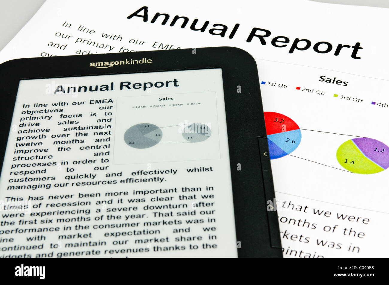 Amazon Kindle zeigt ein Unternehmen jährliche Bericht mit ein gedrucktes Exemplar Stockfoto