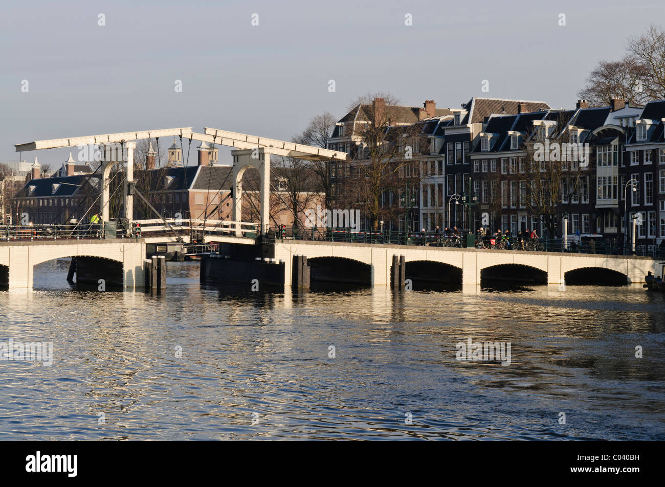 Brücke über einen Kanal in Amsterdam Stockfoto