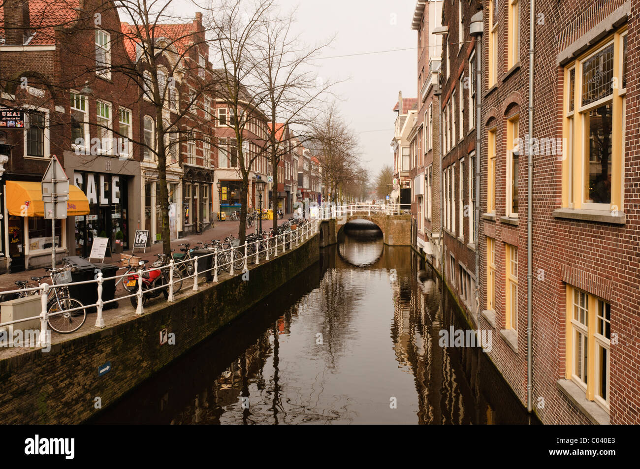 Kanal neben einer Straße in Delft Stockfoto