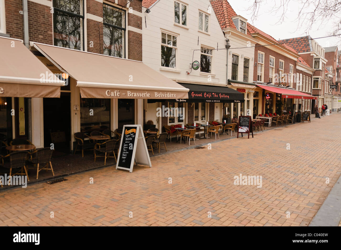 Leere Straße mit Cafés in Delft, Holland, Niederlande Stockfoto