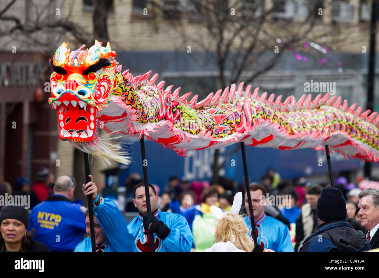 Dragon-Tänzer mit ihren Drachen statt hohe März 2011 Lunar New Year Parade in Flushing, Queens Stockfoto