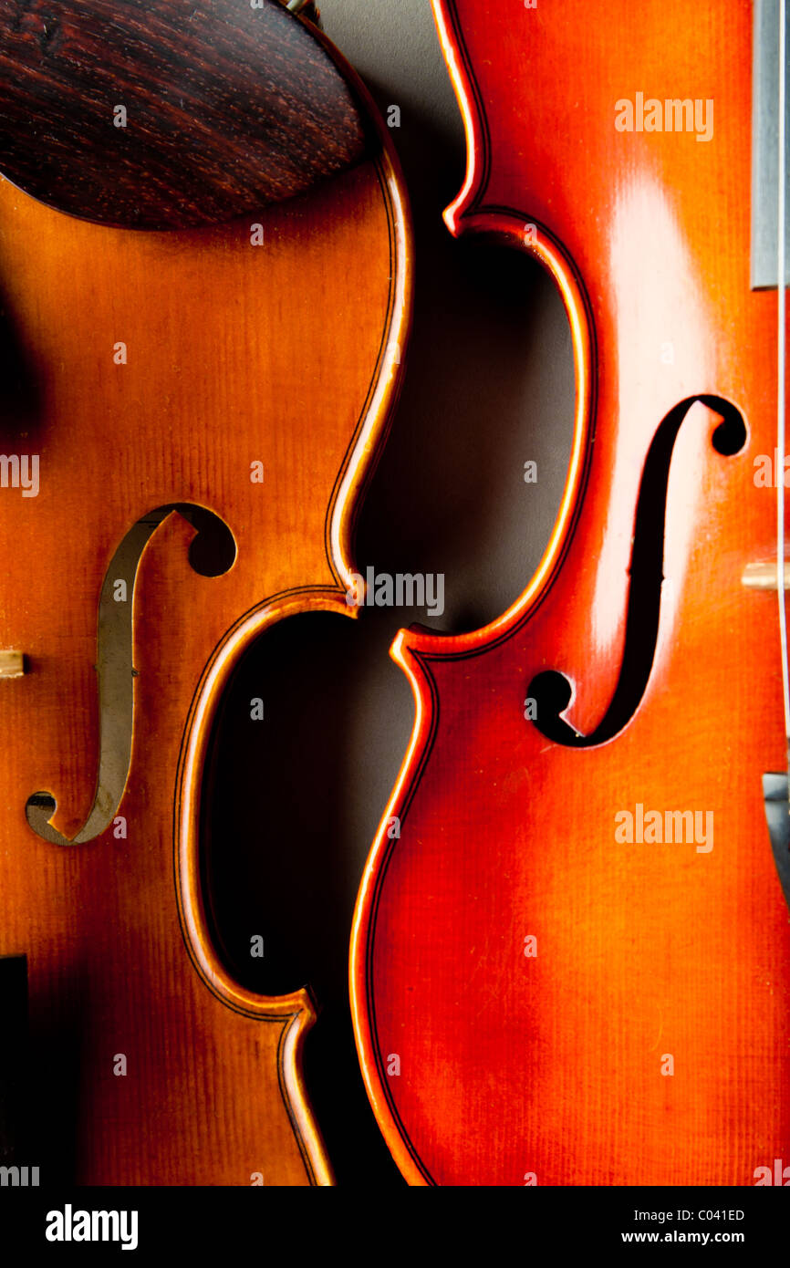 Die "C" Kämpfe und f-Löcher von zwei klassischen Violinen und Geigeen grau  unterlegt Stockfotografie - Alamy